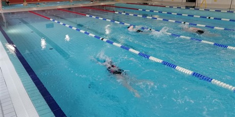 Międzyszkolne zawody pływackie na basenie GOS Stogi